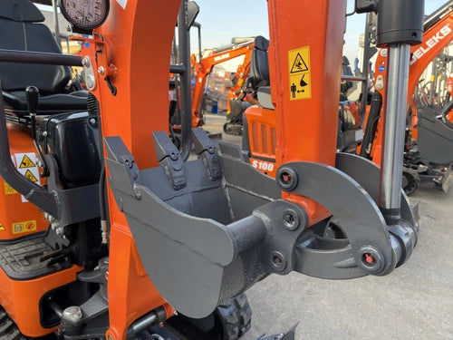 Miniexcavadora compacta 1 ton, motor Kubota 3 cilindros diésel, giro cero